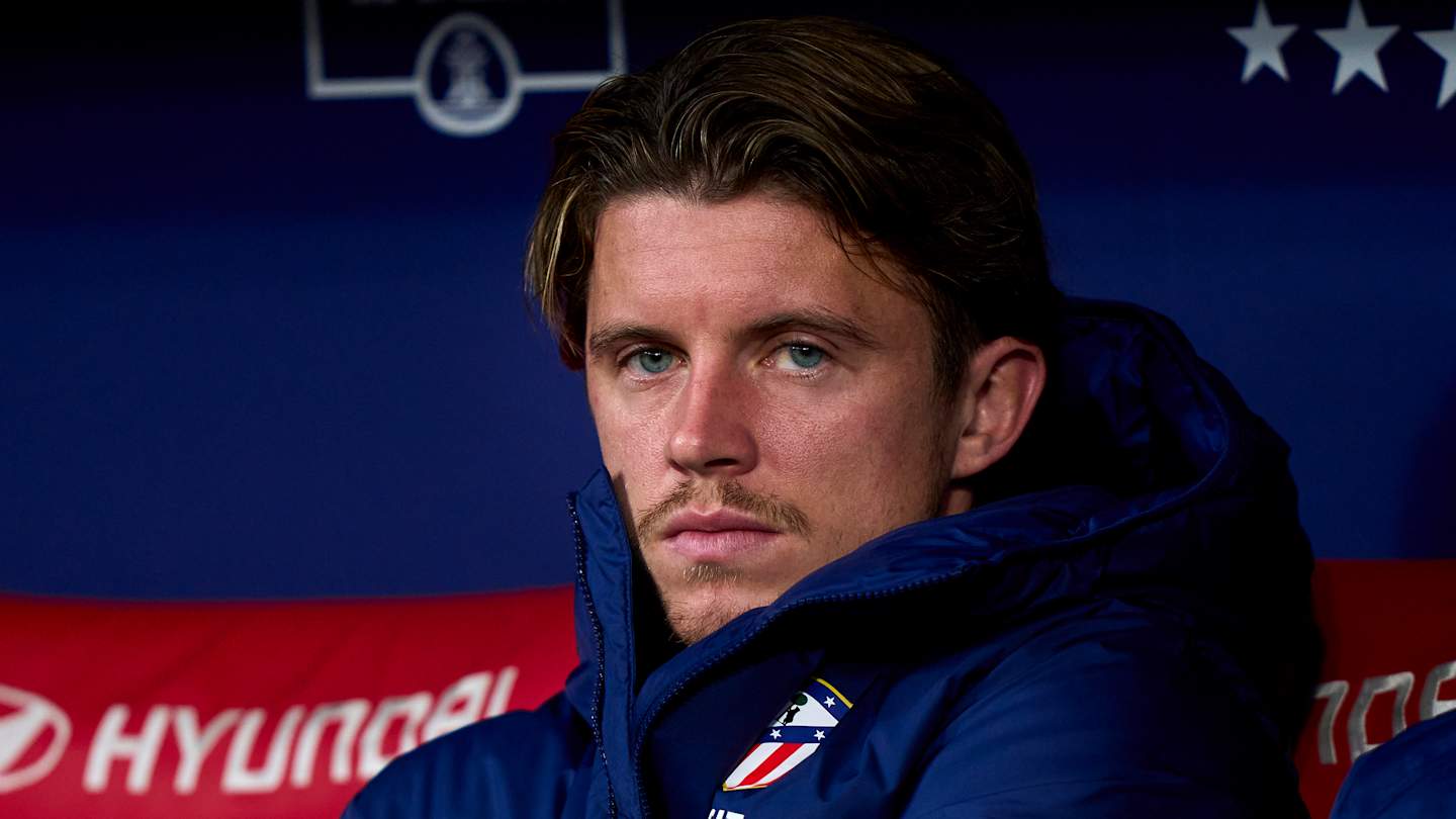 Chelsea fans can breathe a sigh of relief as former player snubs Man United