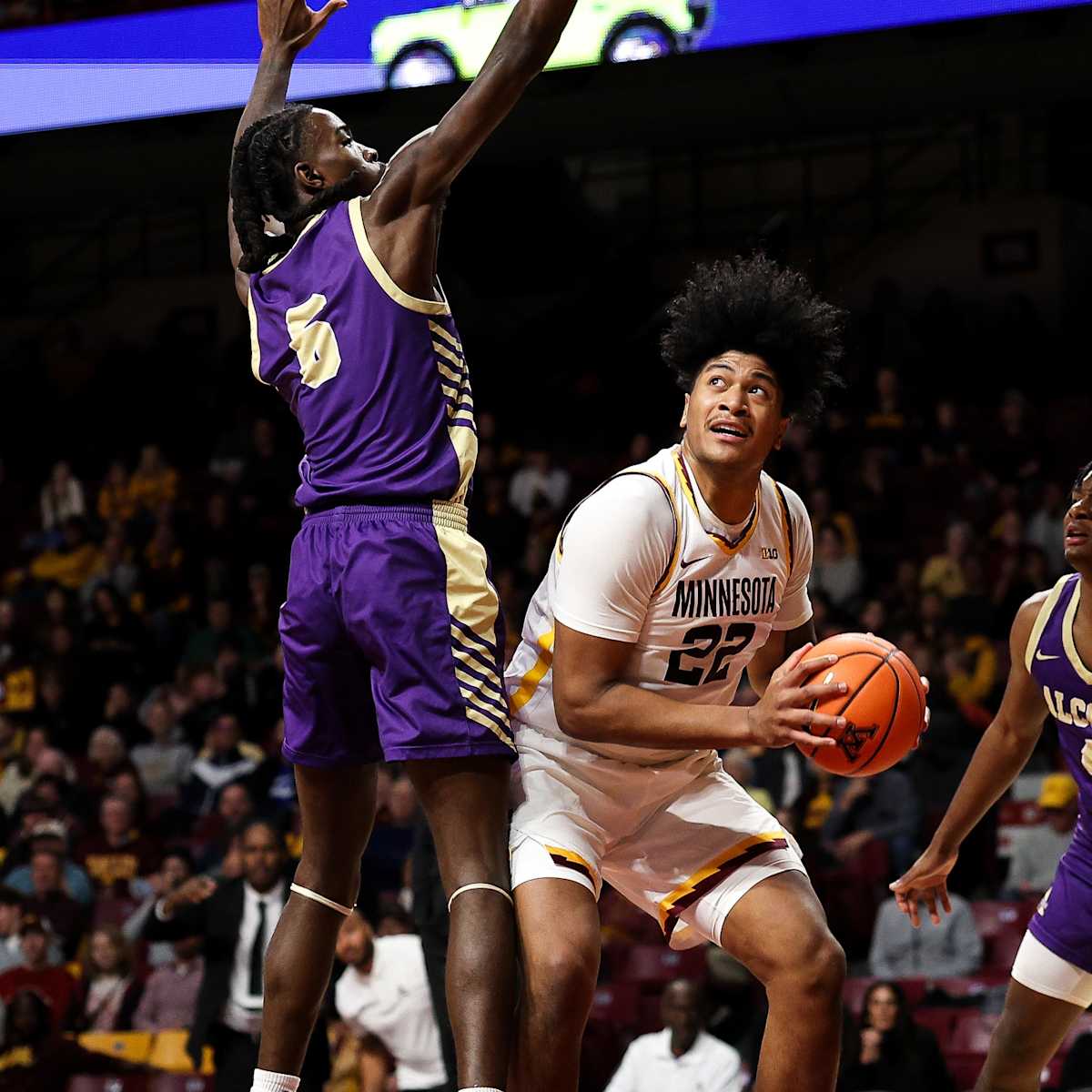 Gophers starting big man to reportedly undergo season-ending knee surgery